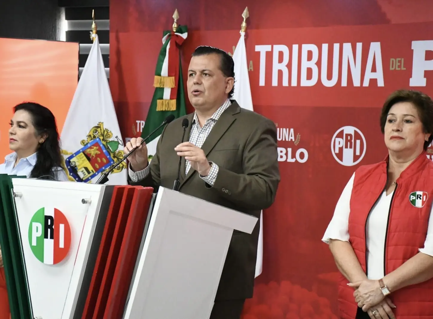 Condena Memo Valencia el asesinato de las dos maestras en Lázaro Cárdenas