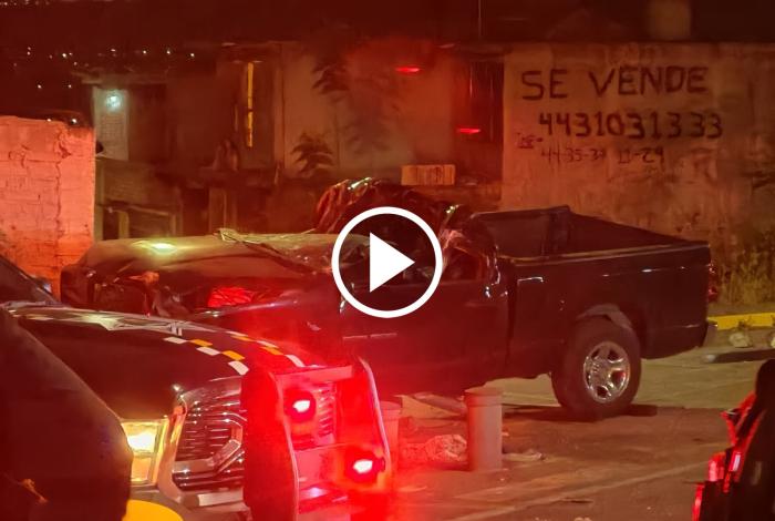 Conductor choca, vuelca y muere en la San Isidro Itzicuaro, en Morelia