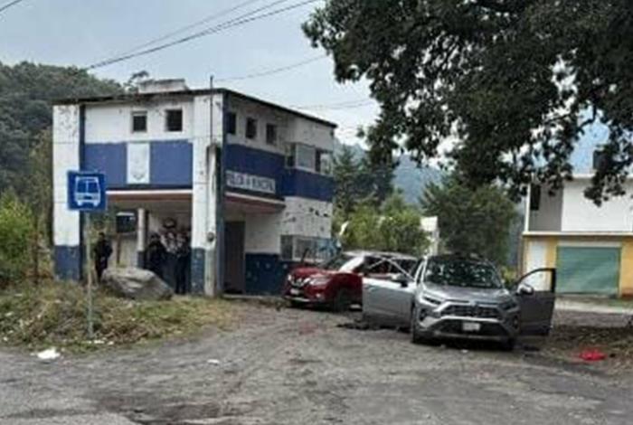 Conductor de camioneta mueblera muere tras enfrentamiento entre criminales en Zitácuaro