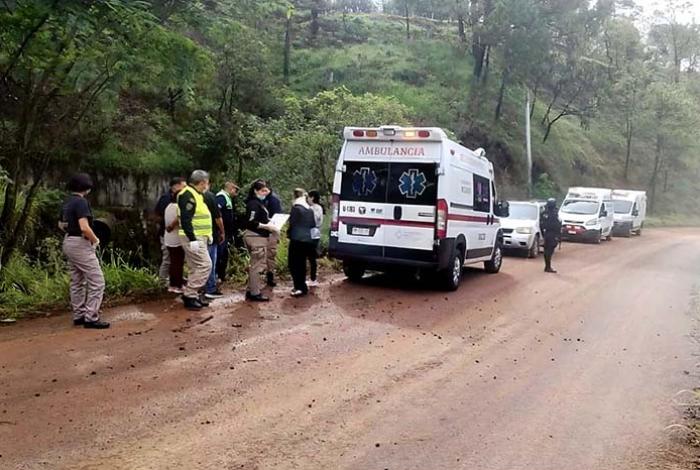 Conductor de camioneta queda herido al caer con su unidad a un barranco, en Ziracuaretiro