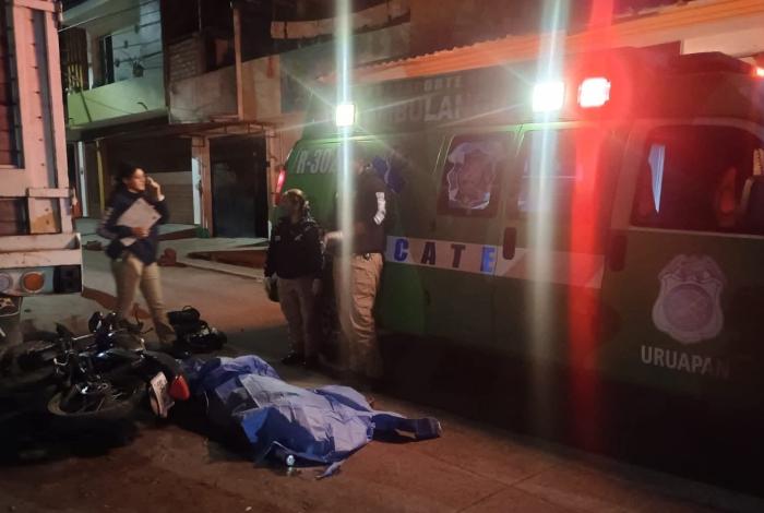 Conductor de moto per3ce en accidente, en Uruapan