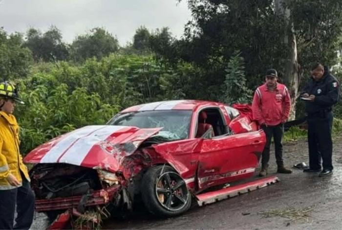 Conductor de Mustang pierde el control y choca contra un árbol en la Morelia–Quiroga