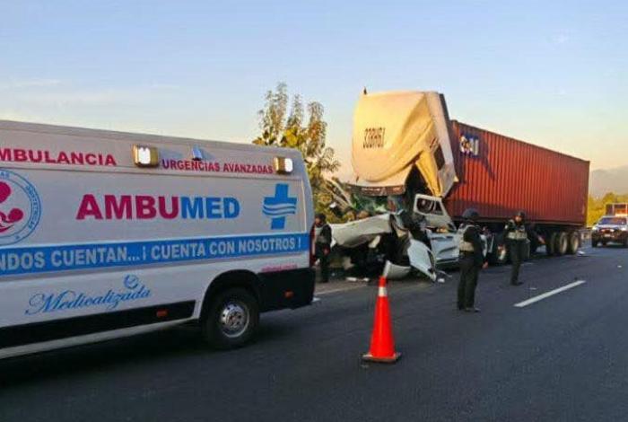 Conductor de un trailer se accidenta en la Pátzcuaro-Uruapan