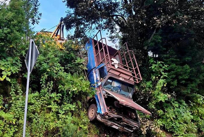 Conductor de una camioneta fallece al volcar en una carretera de Tlalpujahua