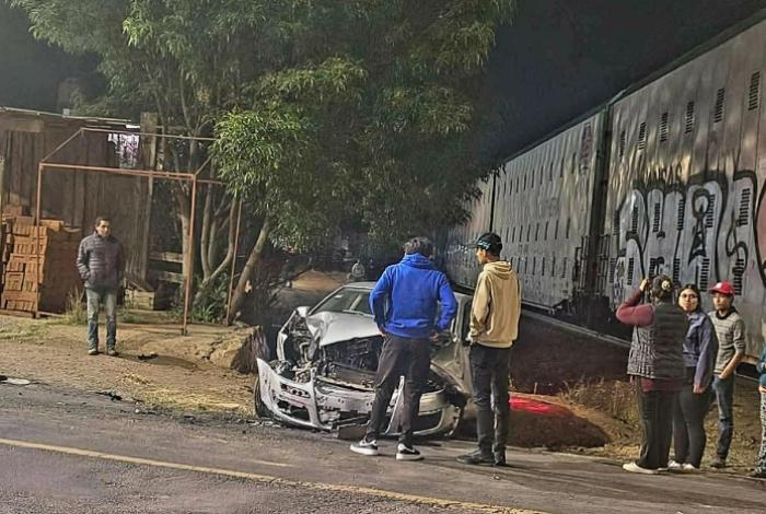 Conductor intenta ganarle el paso al ferrocarril y termina embestido, en Tzurumútaro