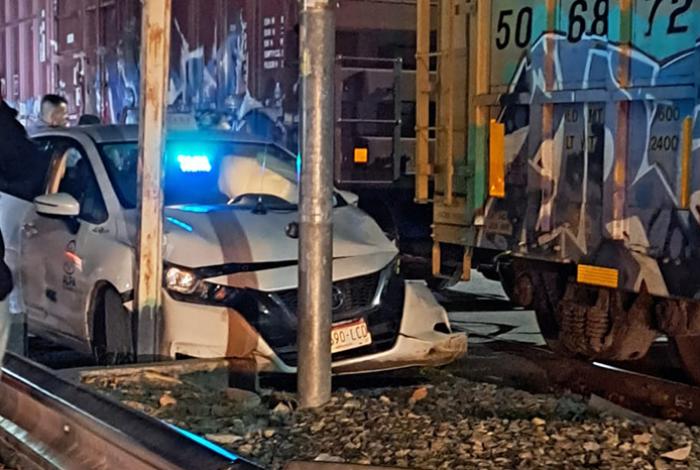 Conductor intenta ganarle al tren y no lo logra, en la colonia Ampliación El Porvenir, en Morelia