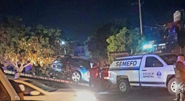  Conductor muere al caer con su camioneta a canal de aguas, en Lázaro Cárdenas