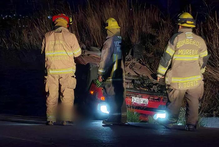 Conductor muere al volcar su coche en la Morelia-Charo, cerca de Atapaneo