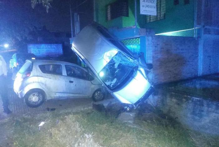 Conductor pierde el control de su auto y sufre volcadura en Morelia