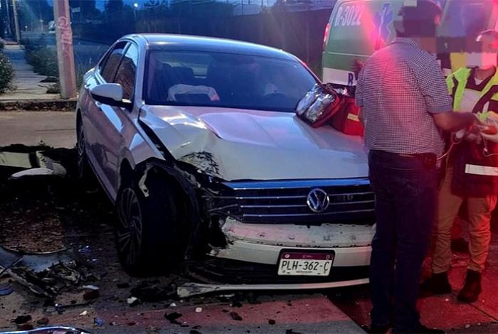 Conductor pierde el control y se estrella contra estructura de contención en Uruapan