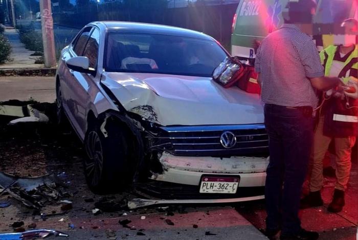 Conductor pierde el control y se estrella contra estructura de contención en Uruapan