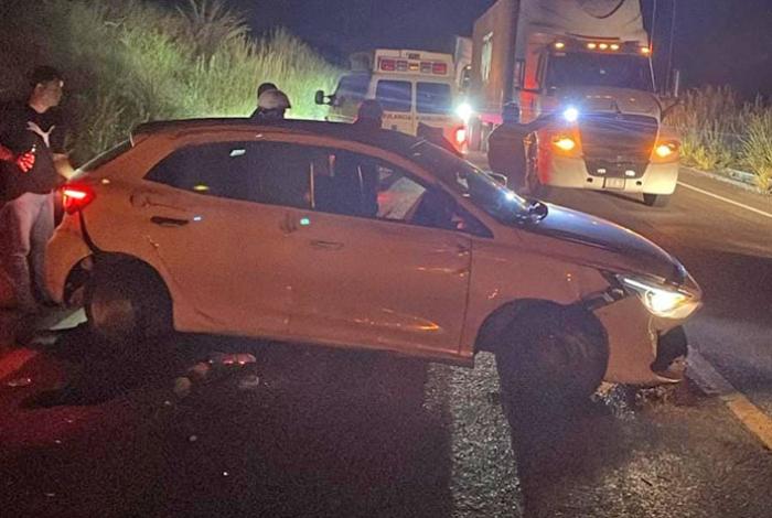 Conductor resulta con lesiones leves tras volcadura en la Autopista Siglo XXI