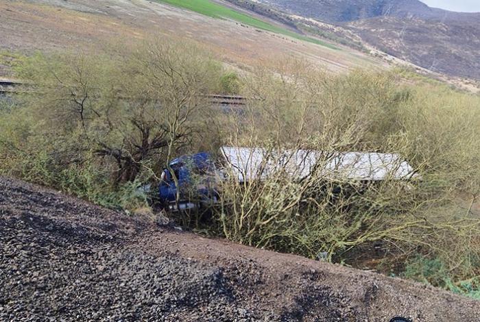 Conductor resulta herido tras volcadura de tráiler en la Autopista Siglo XXI