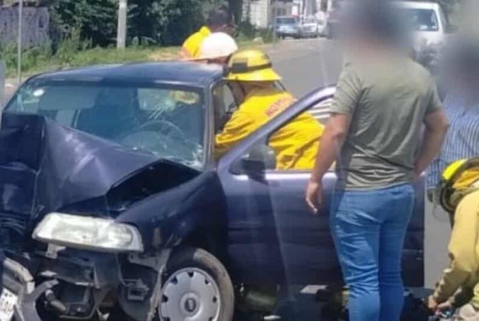 Conductor se estrella contra poste metálico en el Puente Paso Catrinas