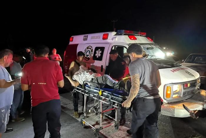 Conductor sufre accidente al intentar salir del bloqueo carretero La Piedad-Numarán