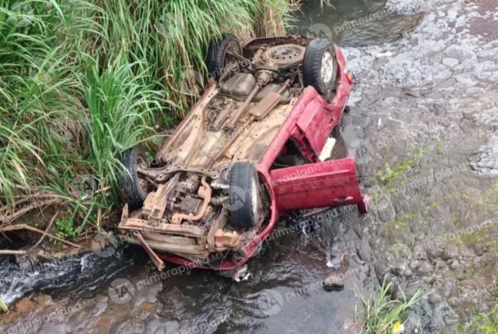 Conductor vuelca y mu3r3 en carretera de Peribán