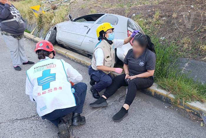Conductora resulta con algunas lesiones tras volcadura registrada cerca del Tec de Morelia