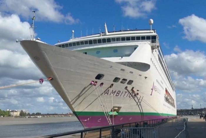 Confinan a mil 700 pasajeros de otro crucero en Europa por enfermedad; muere un hombre