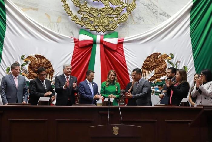 Congreso de Michoacán impone Condecoración Melchor Ocampo al Colegio de Notarios del estado