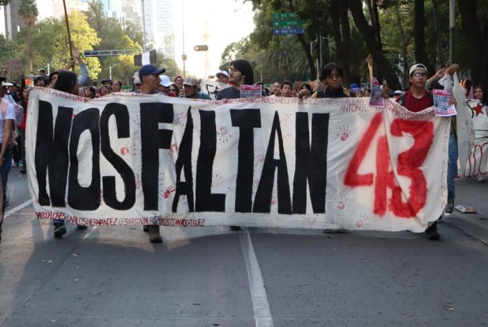 Consignas, pase de lista y petardos: la manifestación en CDMX por 43 de Ayotzinapa