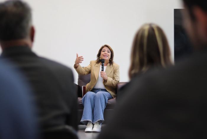 Constructores se reúnen con Fabiola Alanís, acogen agenda de obras