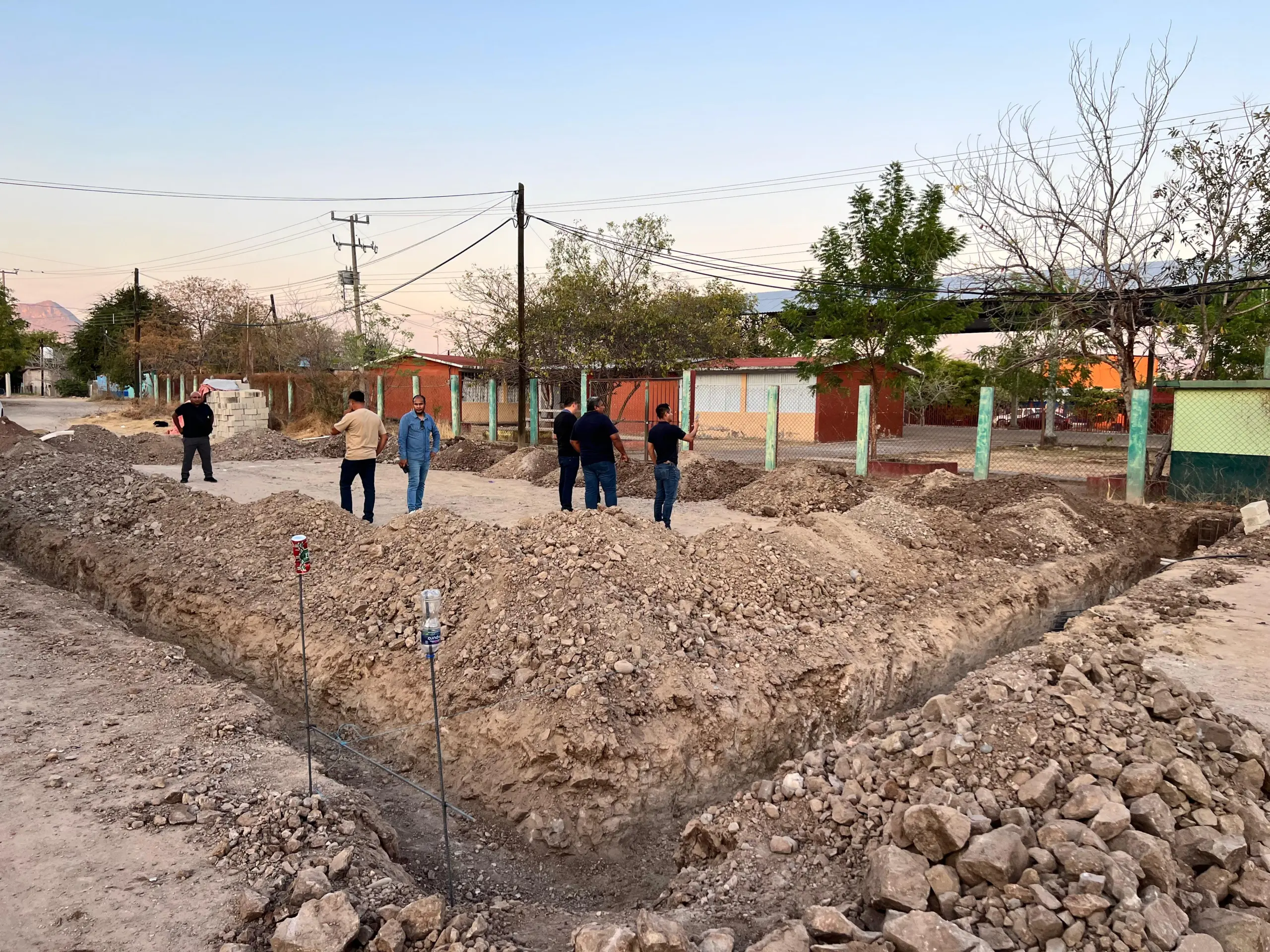 Construye Pablo Varona cancha -jardin en El Rosario