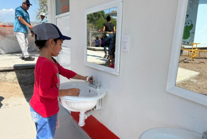 Construyen sanitarios en preescolar comunitario de Los Cimientos en Charo, Michoacán