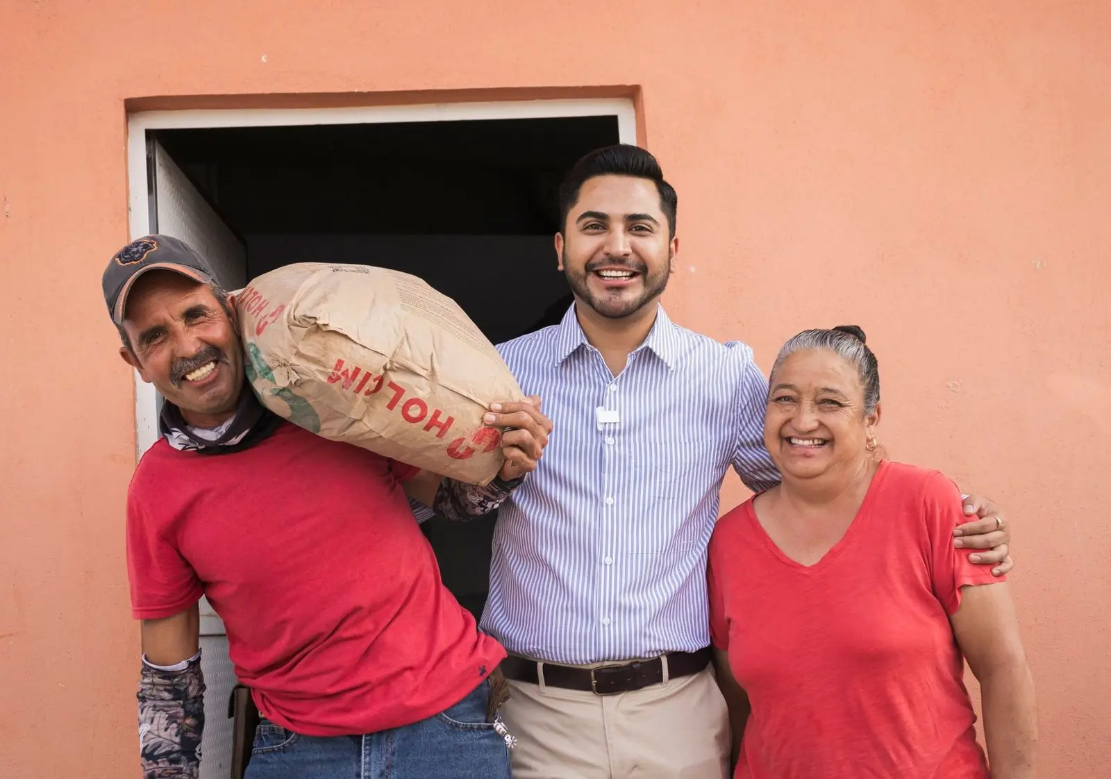 Continúa la entrega de cemento en Huandacareo