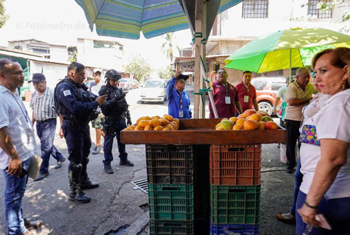 Continúan operativos para permitir el libre tránsito y acceso a mercados en Lázaro Cárdenas