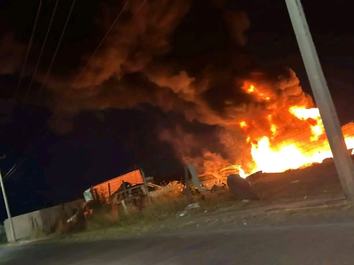 Controlan 40% de incendio en fábrica de plásticos de Chavinda