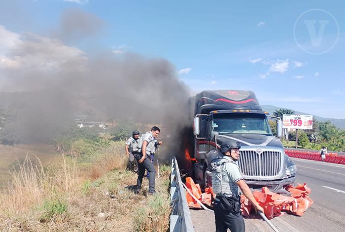 Controlan conato de incendio de tráiler sobre la autopista Siglo XXI