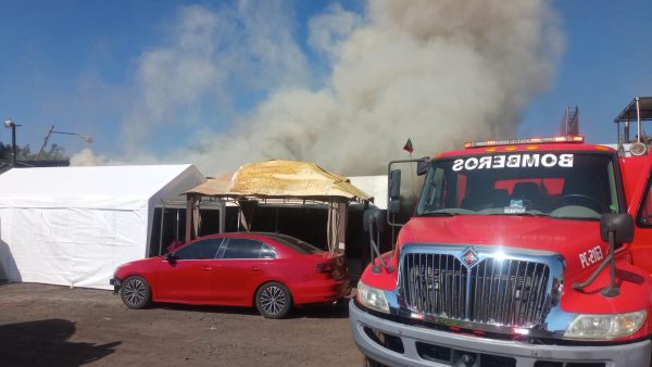 Controlan incendio de almacén del corralón en Uruapan
