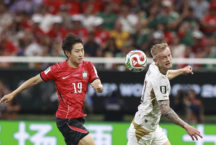 Corea va de menos a más y derrota a la República checa, en el debut de ambos
