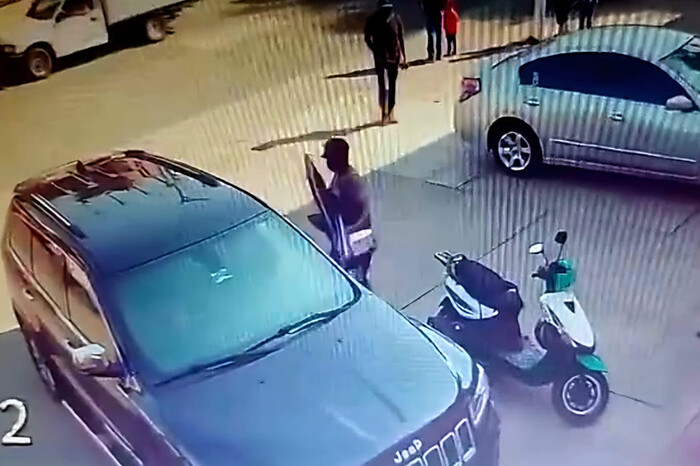 Criminales encañonan a mujer y a sus hijos para robarles su camioneta, en Uruapan