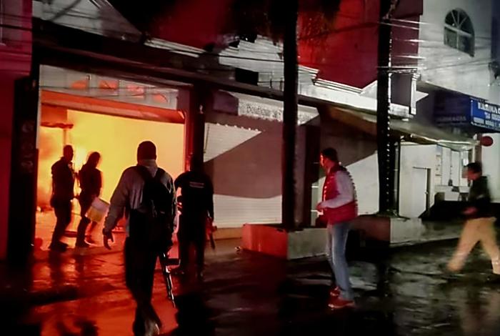 Criminales queman la casa de la alcaldesa de Queréndaro y vandalizan la del síndico