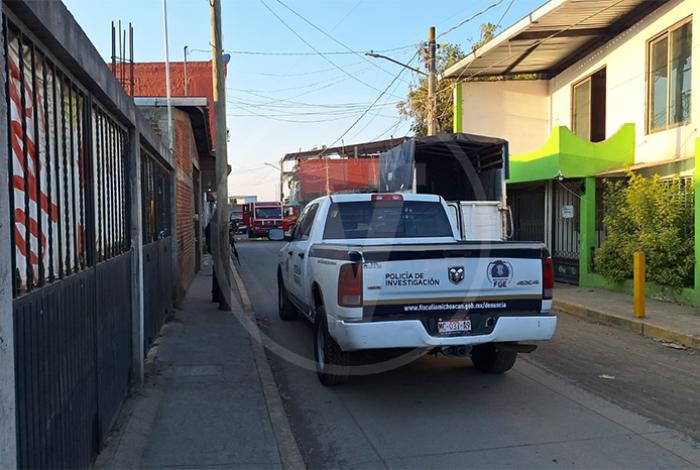 Criminales rafaguean domicilio y lo queman con bombas molotov, al oriente de Uruapan