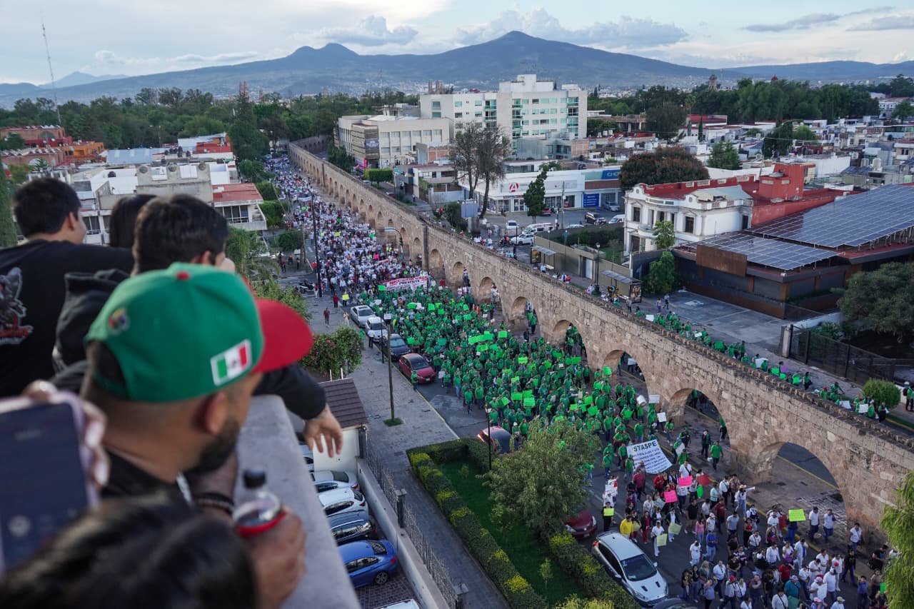 CRÓNICA | Entre batas blancas y consignas, trabajadores del IMSS tomaron las calles de Morelia