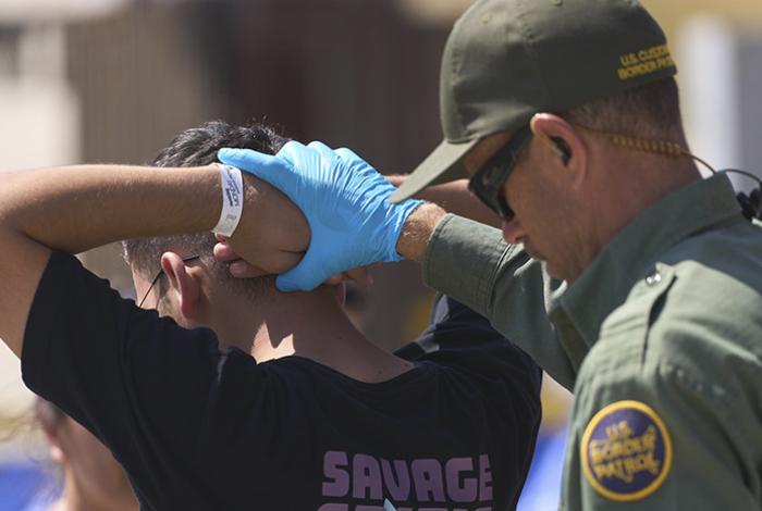 Cruce de inmigrantes en la frontera de EUA con México baja a mínimos históricos en junio