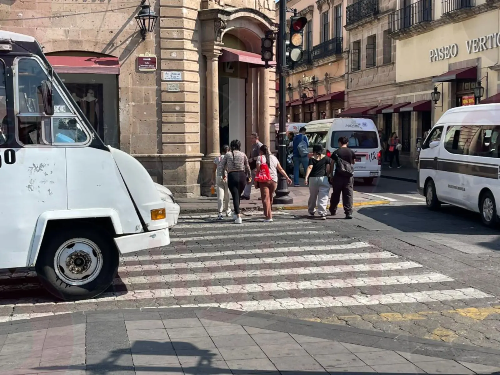 Cruces peatonales ignorados y peatones denuncian la misma historia cada día