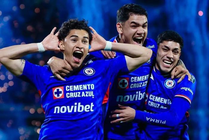 Cruz Azul pitó y eliminó a Chivas con un ‘Chicharito’ Hernández que se convirtió en el villano de la eliminación