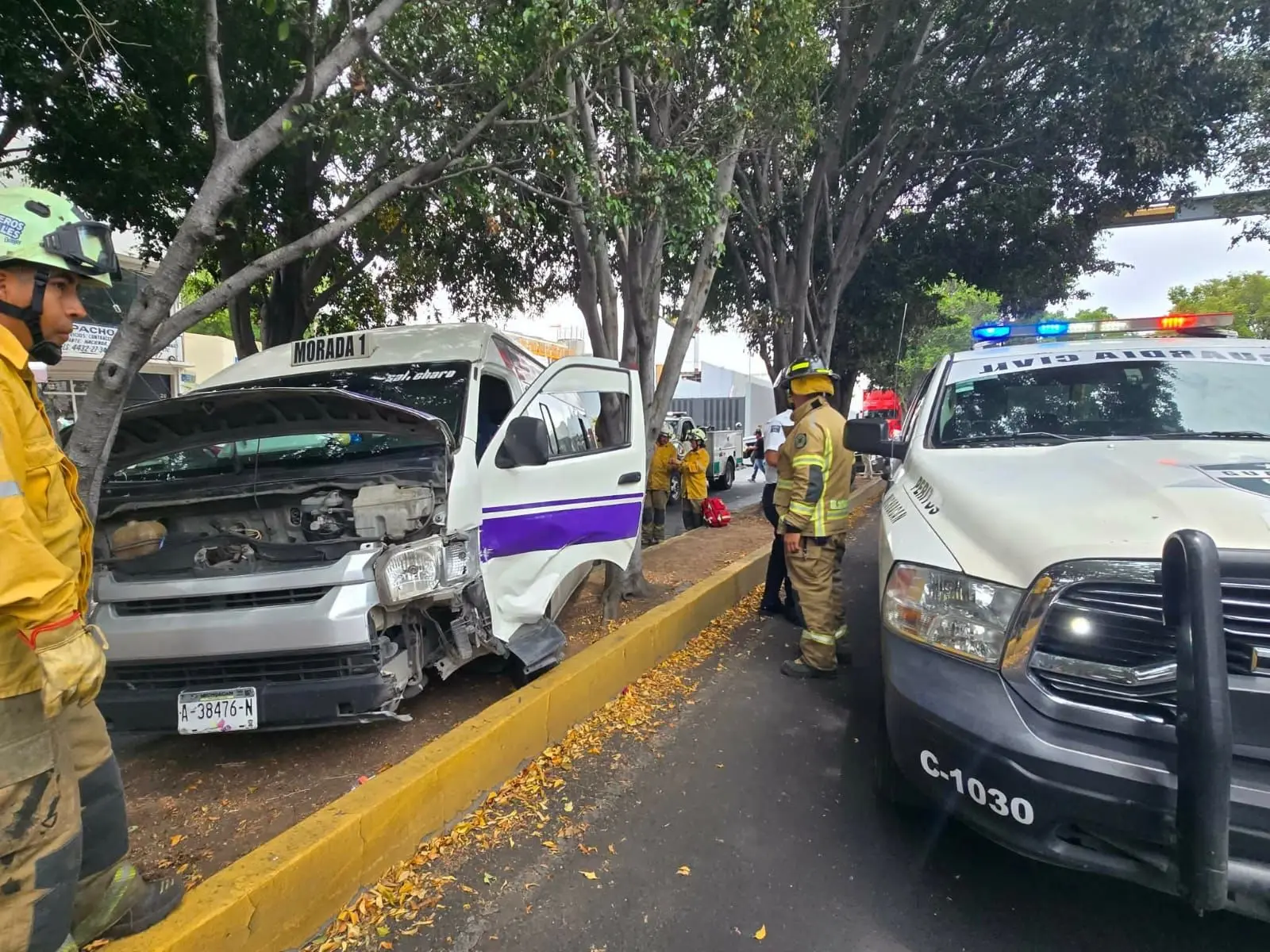 Cuatro heridos deja choque de taxi y combi en Morelia