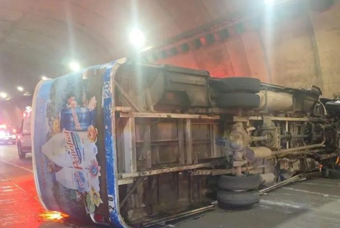 Cuatro personas lesionadas tras accidente entre un camión del transporte público y un auto compacto