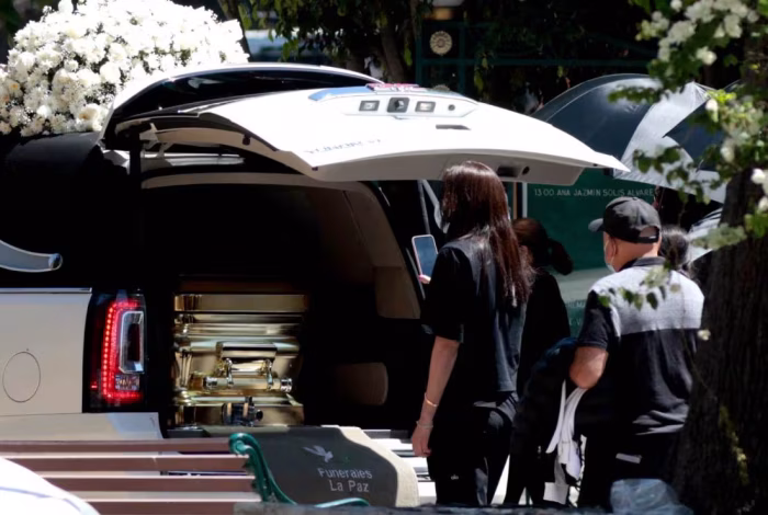 Cuerpo de ‘El Mencho’ llegó al panteón de Zapopan; una banda lo despidió