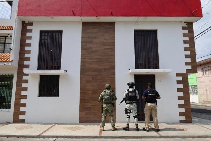 Cumplimenta FGE dos cateos en Morelia; asegura más de mil dosis de metanfetamina y detiene a dos personas