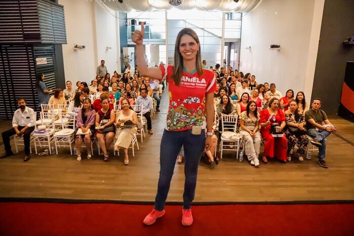Daniela de los Santos celebra a los docentes de Morelia