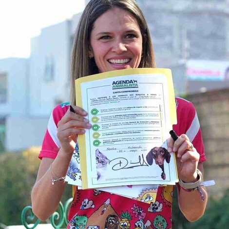  Daniela De Los Santos Torres Firma Agenda Animalista en Evento Familiar