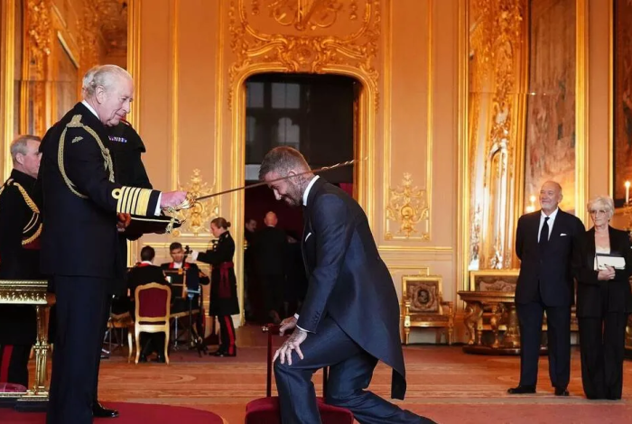 David Beckham es nombrado caballero por el rey Carlos III