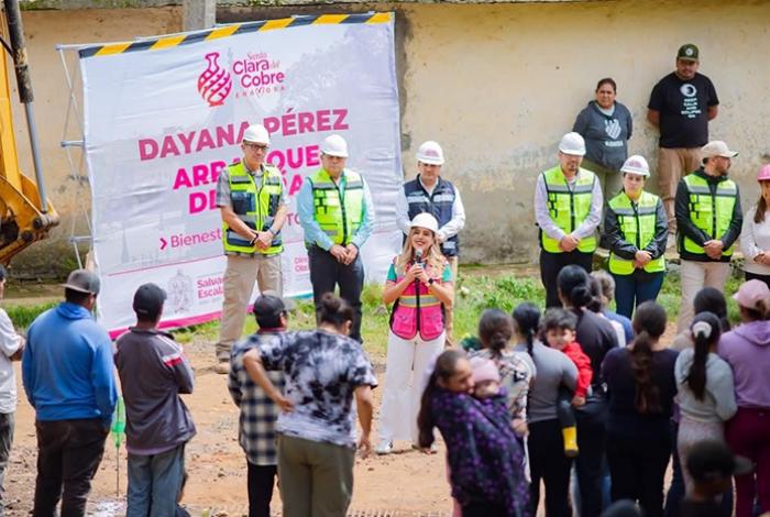 Dayana Pérez arranca obra de pavimentación en calles de Santa Clara del Cobre