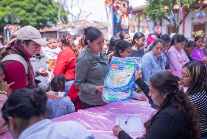 Dayana Pérez encabeza entrega masiva de útiles y mochilas para el regreso a clases en Salvador Escalante