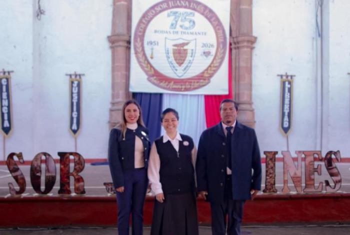 Dayana Pérez Mendoza conmemora el 75 aniversario del Colegio Sor Juana Inés de la Cruz en Santa Clara del Cobre